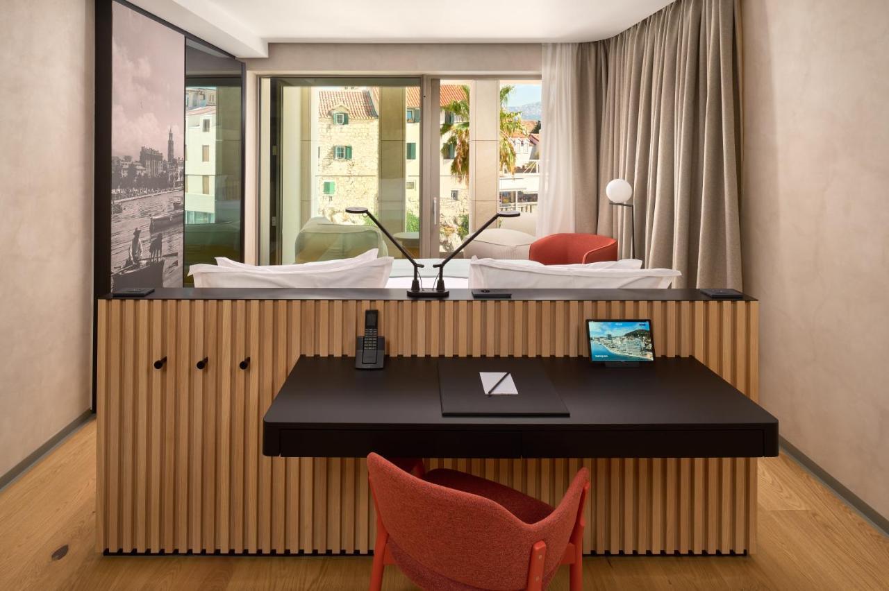 Chambre Lit King-Size Premium avec Balcon - Vue sur Ville