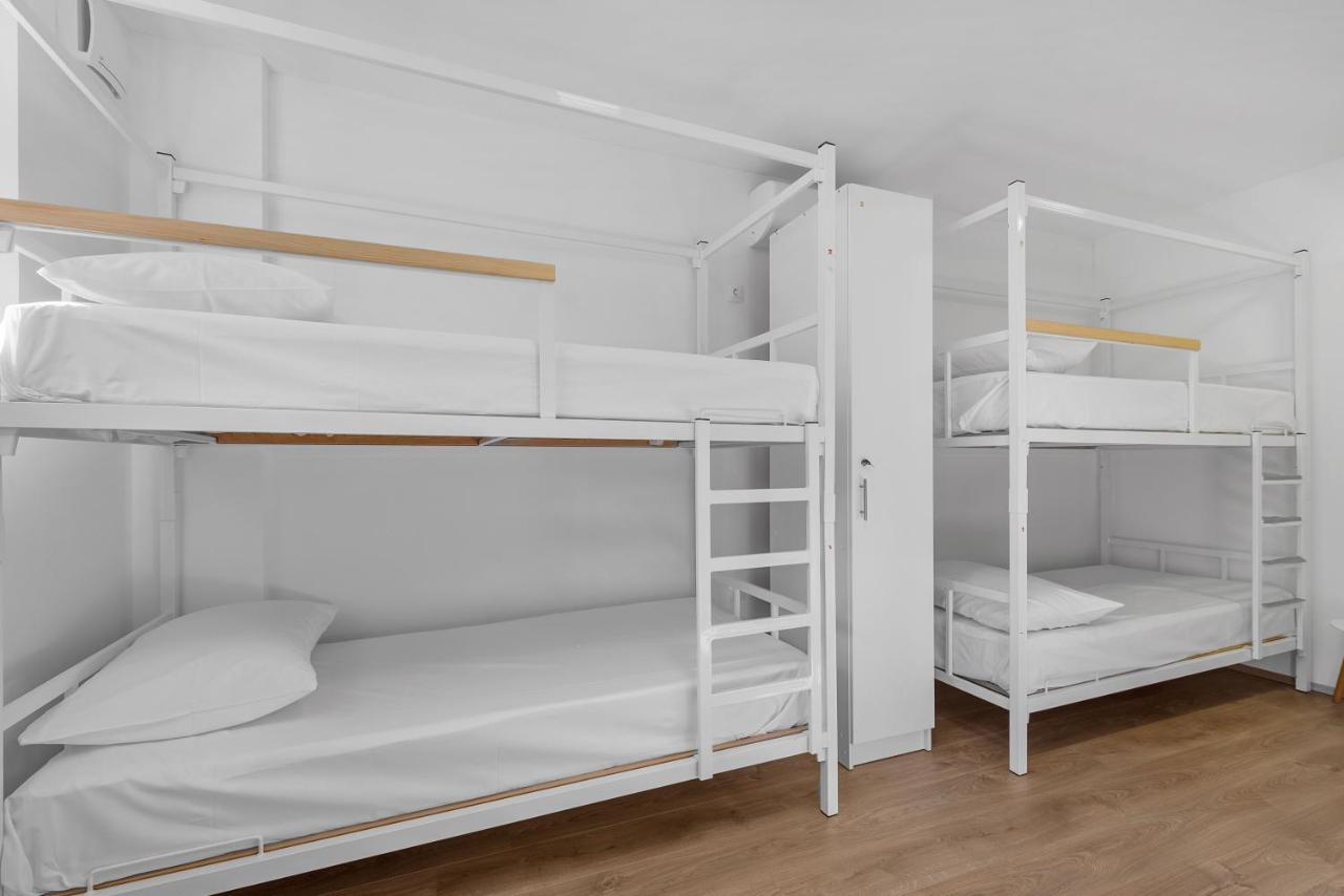 Posto Letto in Dormitorio Misto con 6 Letti