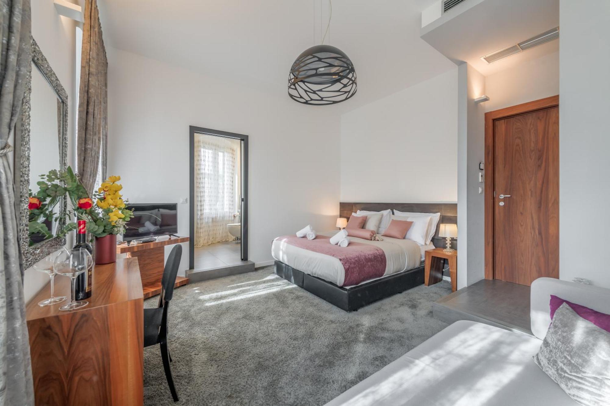 Deluxe Suite with Park View