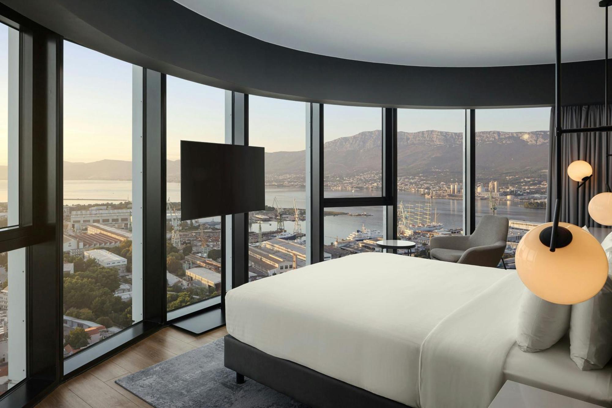 Premium King Room with Sea View - Corner