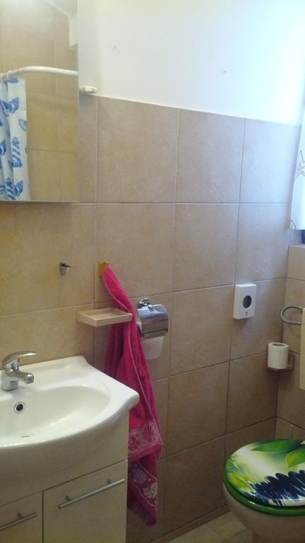 Apartment Shower,200488876:JPEG