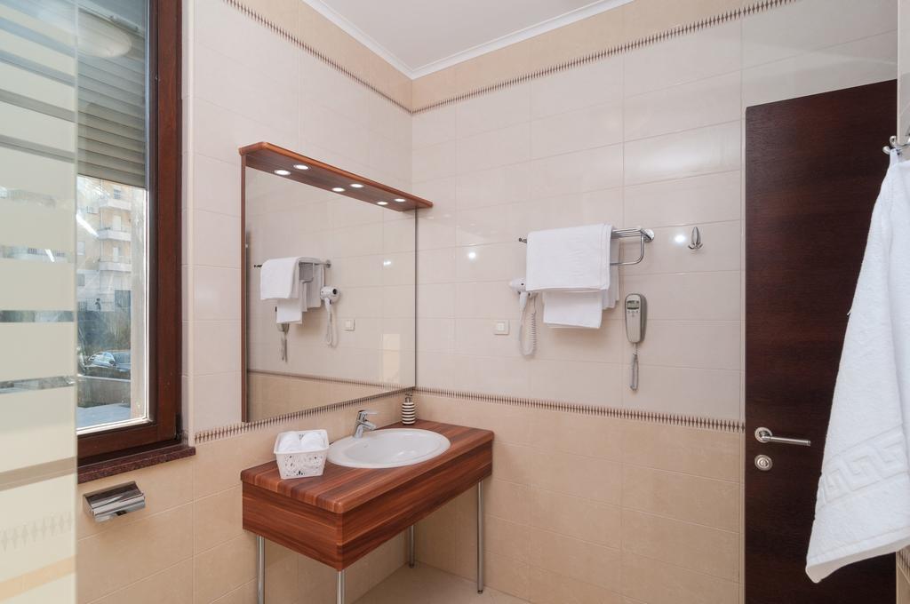 Deluxe Double or Twin Room,329552548:JPEG