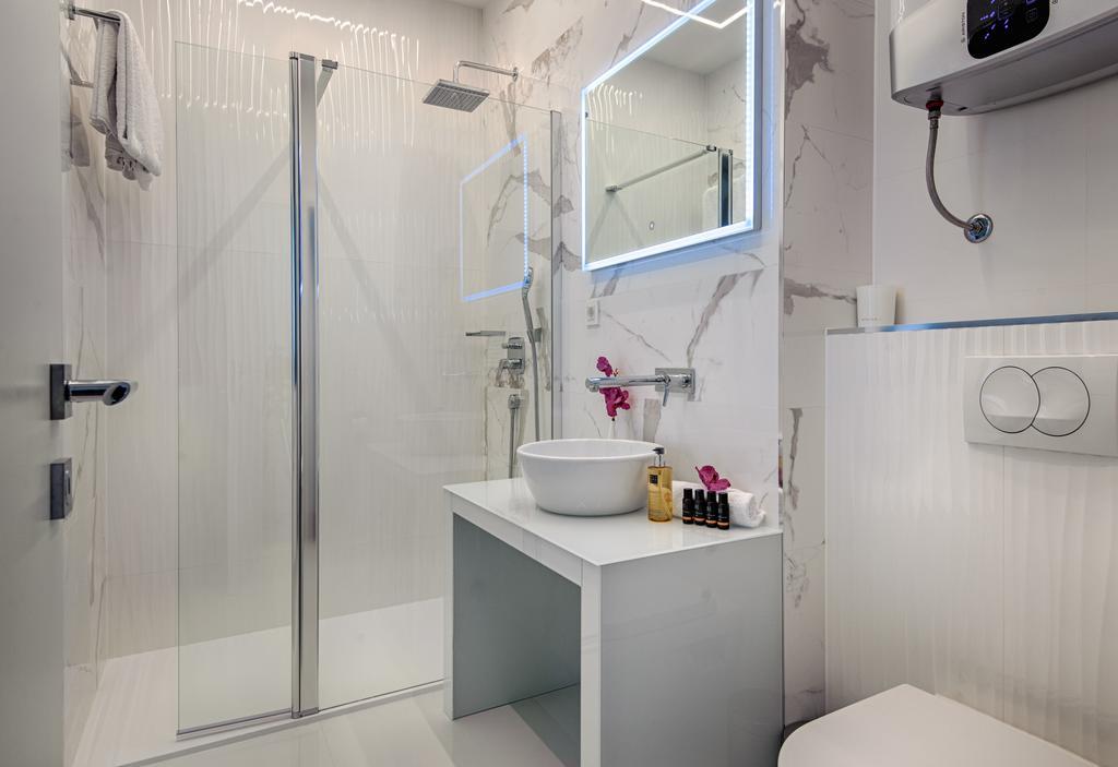 Deluxe Double Room with City View 4