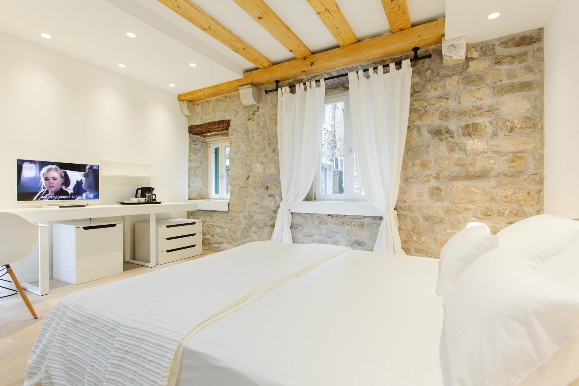 Double Room with Street View,714000028:JPEG