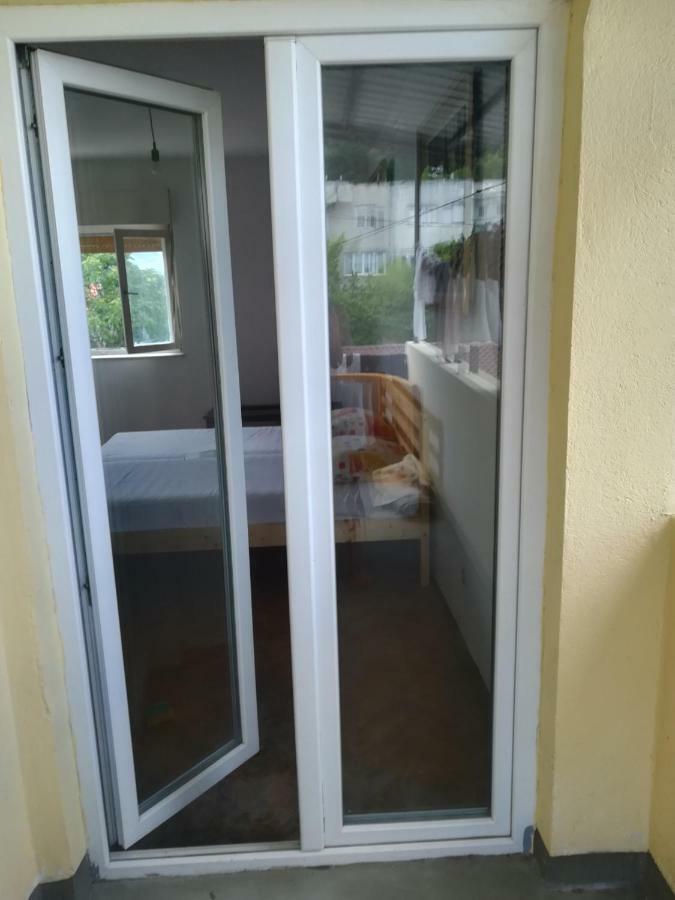 Habitación Doble con baño y balcón compartidos
