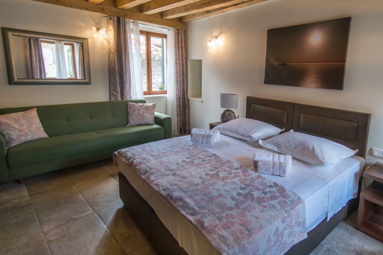 Deluxe Double Room (2 Adults + 1 Child),879678008:JPEG