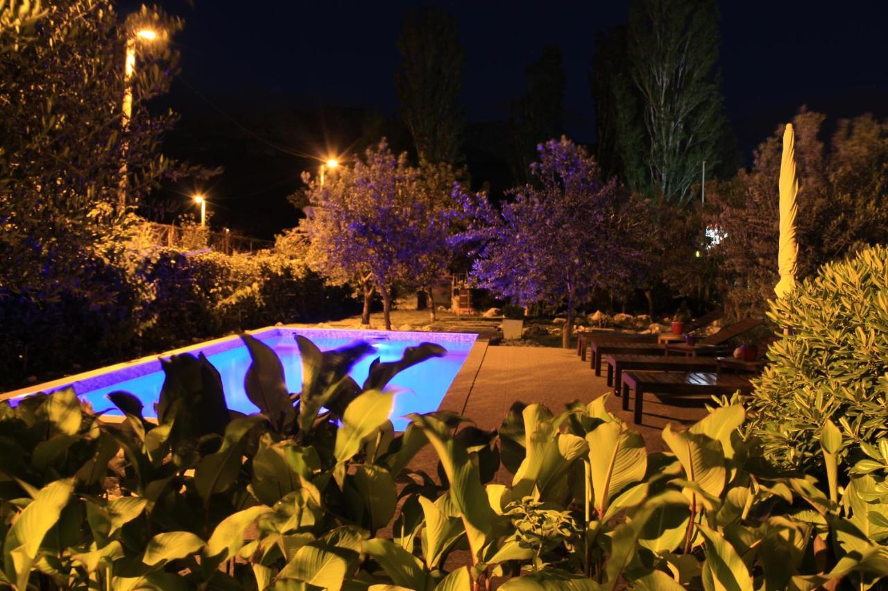 Apartamento con balcón y vistas a la piscina