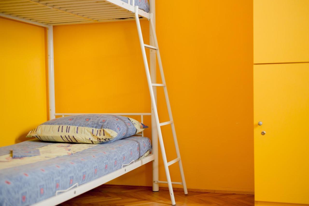 Posto Letto in Dormitorio Misto con 4 Letti