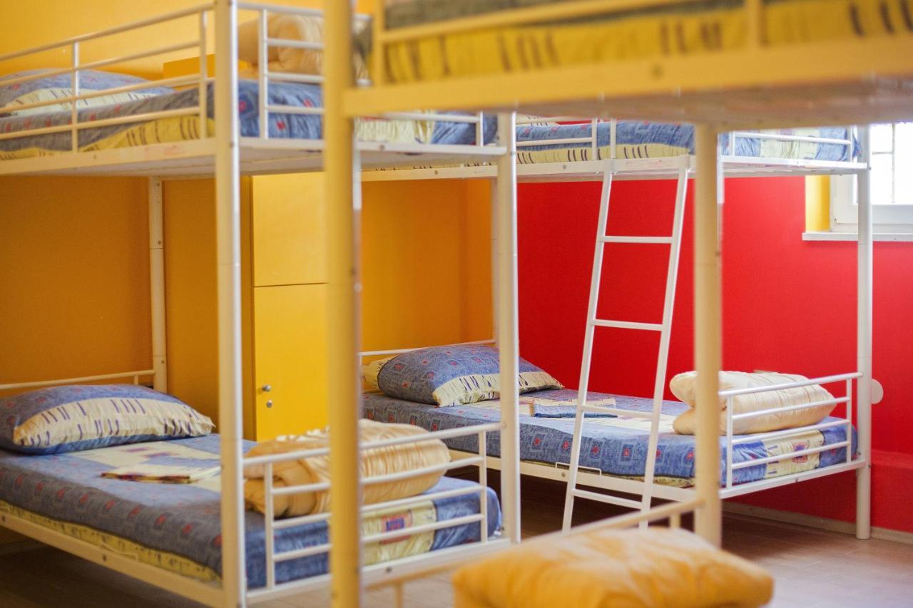 Posto Letto in Dormitorio Misto con 10 Letti