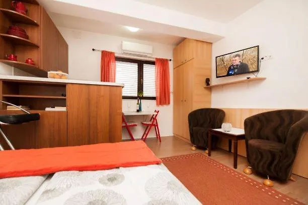 Centar 1 Private Room With Ensuite And Kitchenette-1