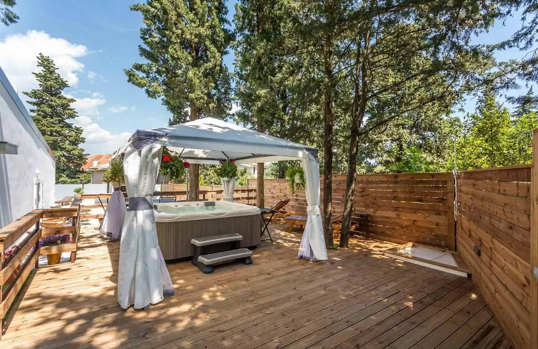 Villa Janski Pearl - 3 Bedroom Villa - Beautiful Private Gardens - Sauna And Jacuzzi-1