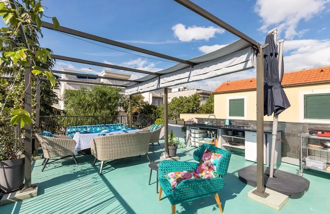 Sleeps 8 Pet Friendly Garden & Roof Terrace-1