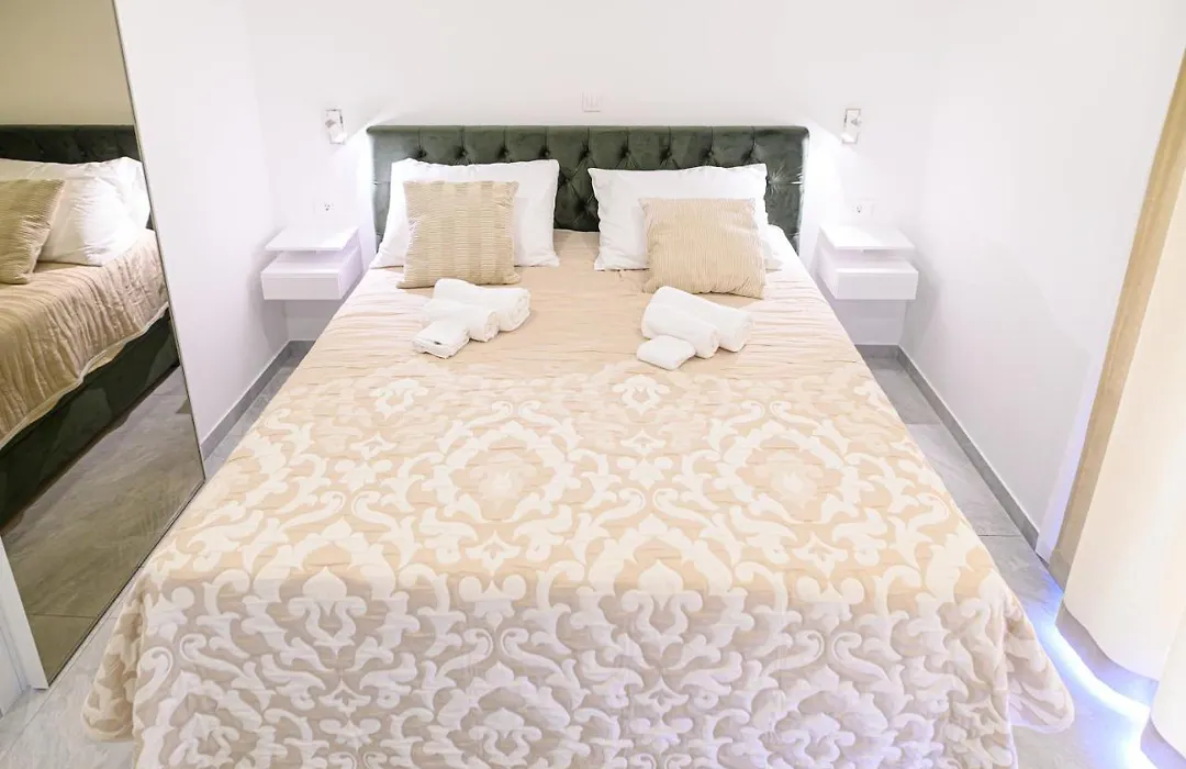Luxury Rooms Green And Gold Split-1