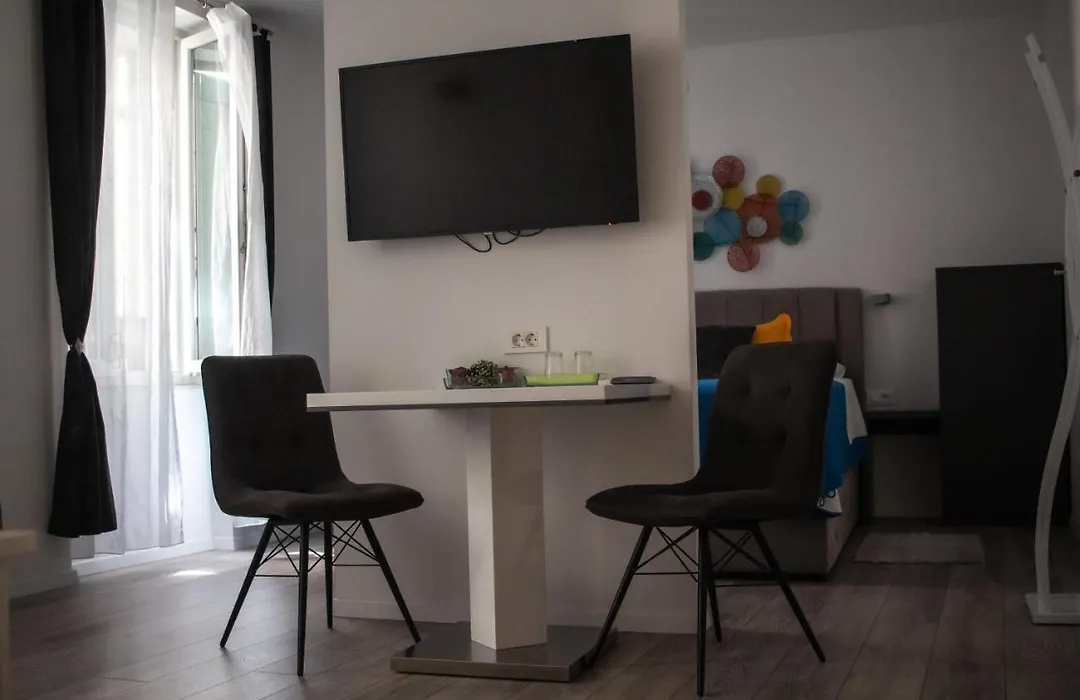 Julije Rooms-1