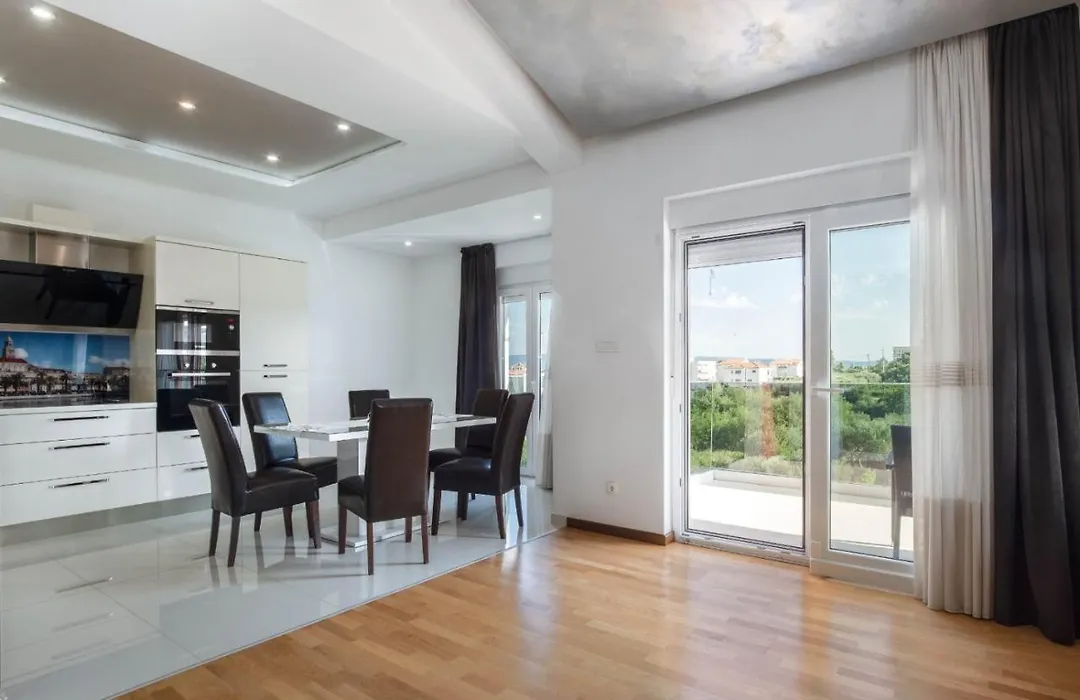 Exclusive Villa Holiday Apartments&Rooms-1