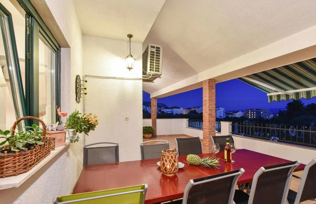 Beautiful Home In Stobrec With 4 Bedrooms, Jacuzzi And Wifi-1