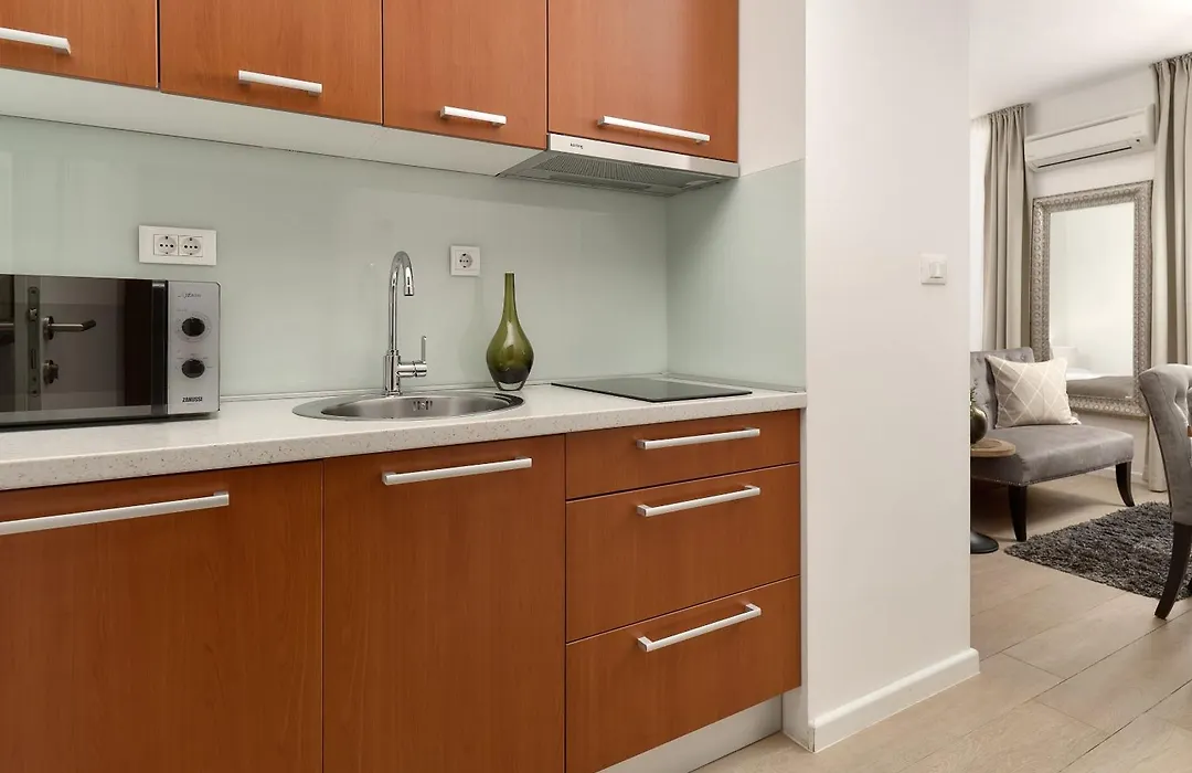 Apartments Studios 81-1