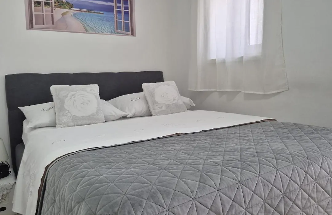 Room Near The Center-1