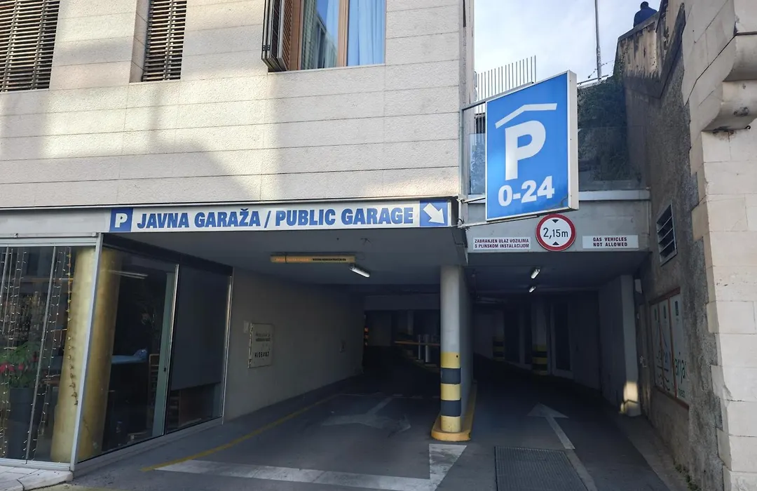 Apartment Central Old Town With Private Indoor Garage Parking-1