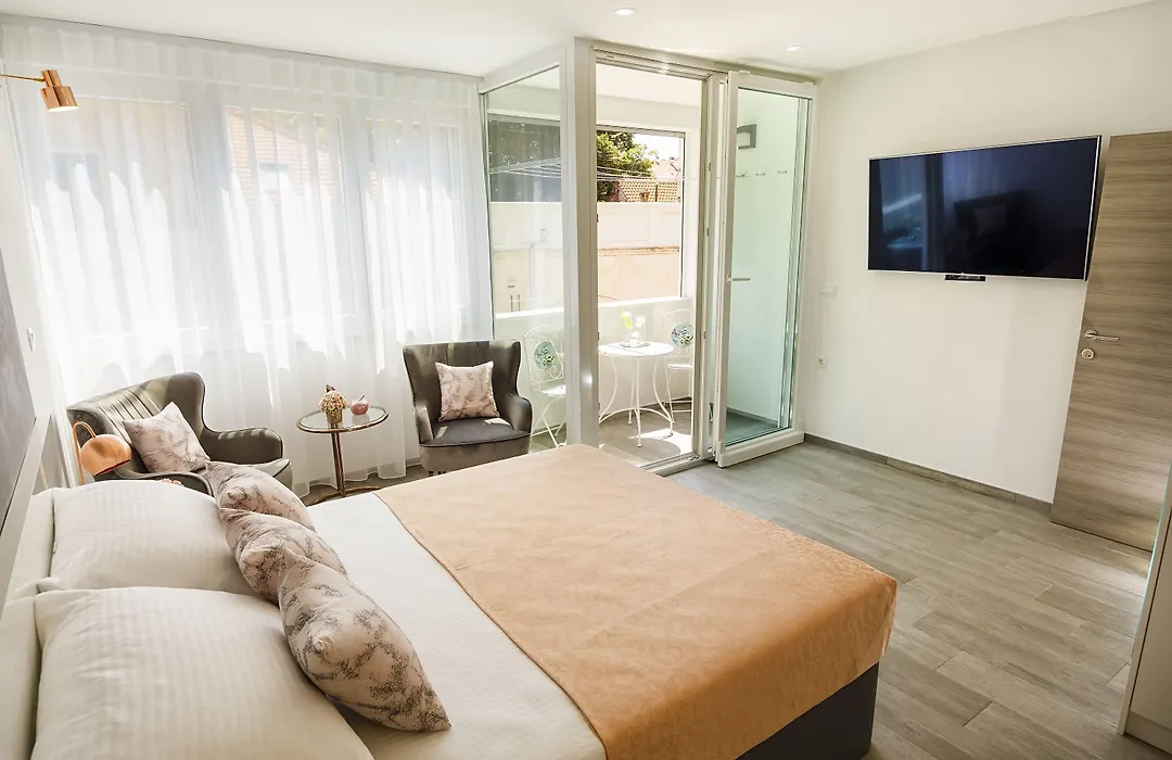 Rose Gold Rooms & Studio With Balcony-1