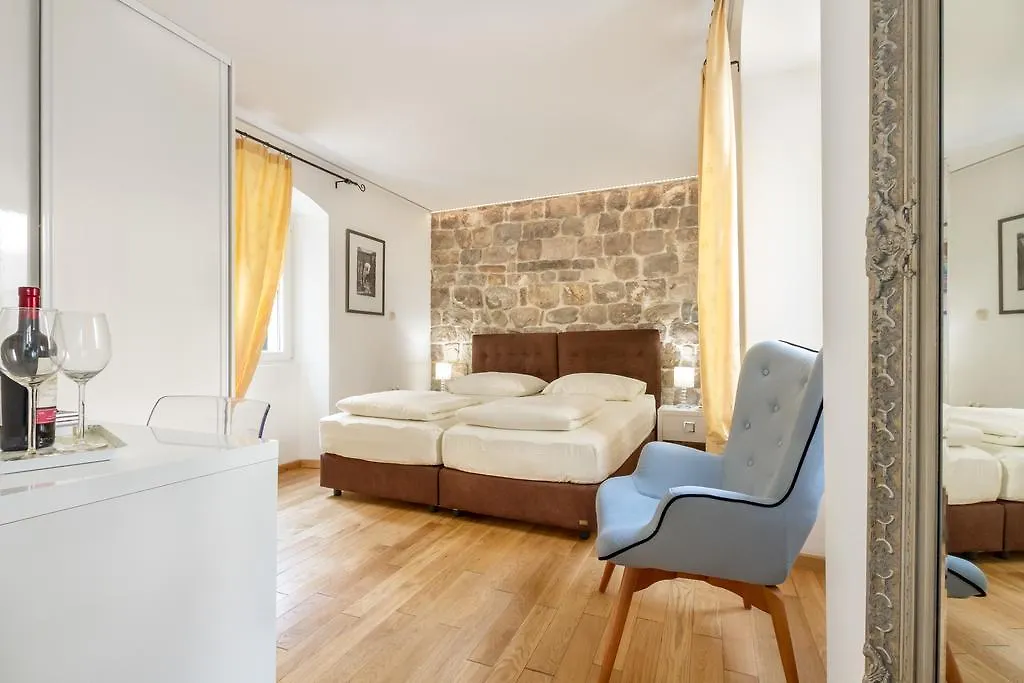Room Piaceta-1