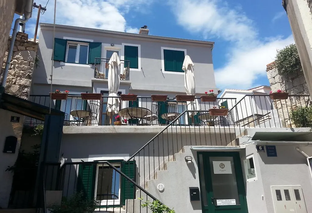 Golden B&B-1