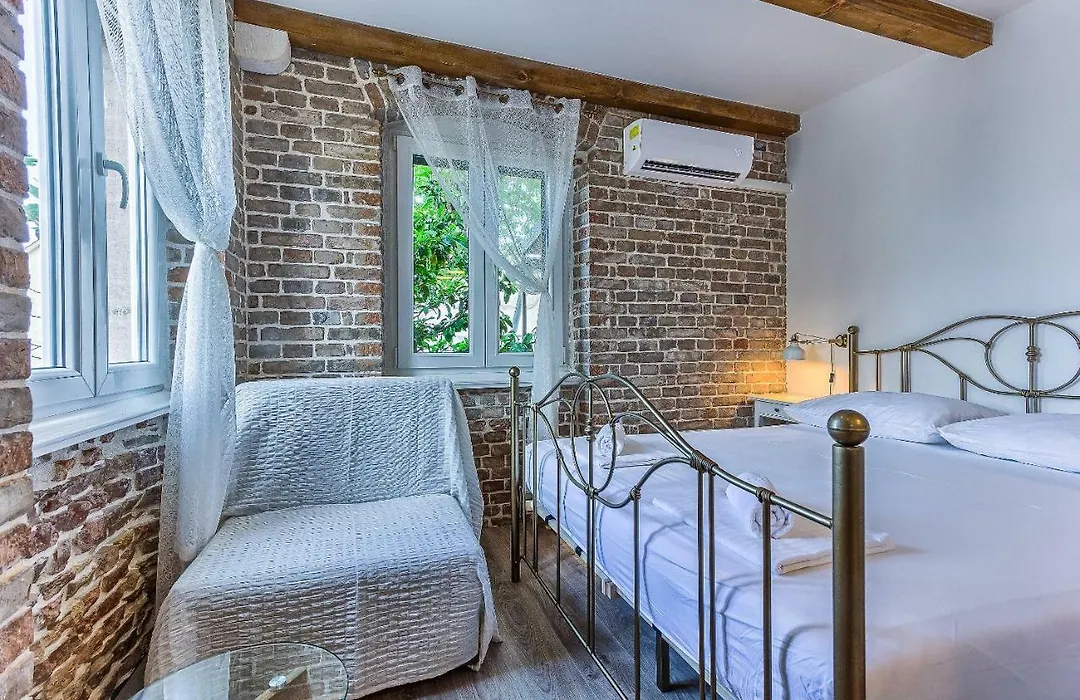 Charming Studio Apartment-1
