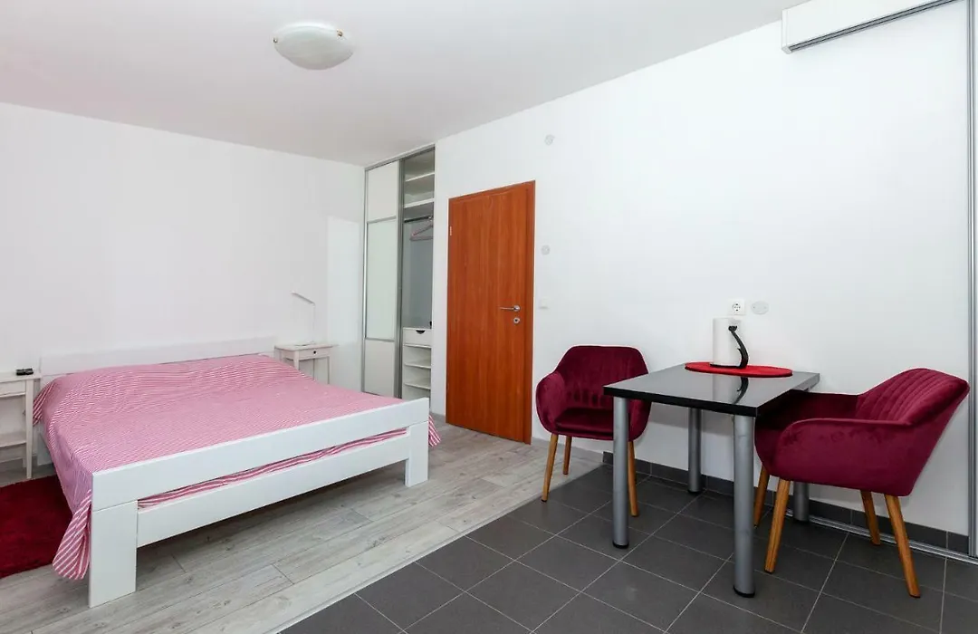 Studio Apartment Toma-1