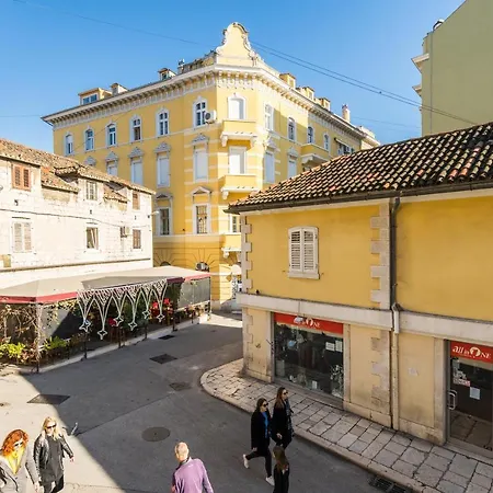 Apartment In Old Town With City View-2
