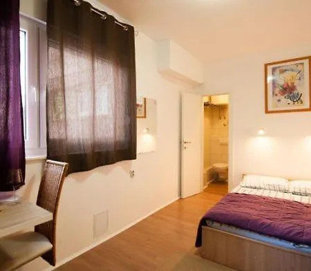 Centar 2 Private Room With Ensuite And Kitchenette-2