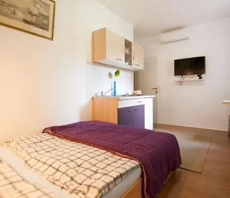 Centar 2 Private Room With Ensuite And Kitchenette-3