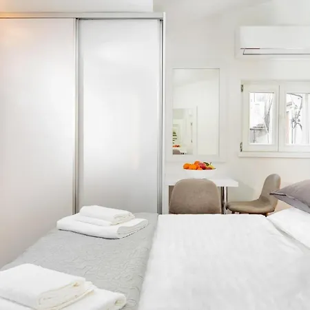 Feel Like An Emperor Apartments-3