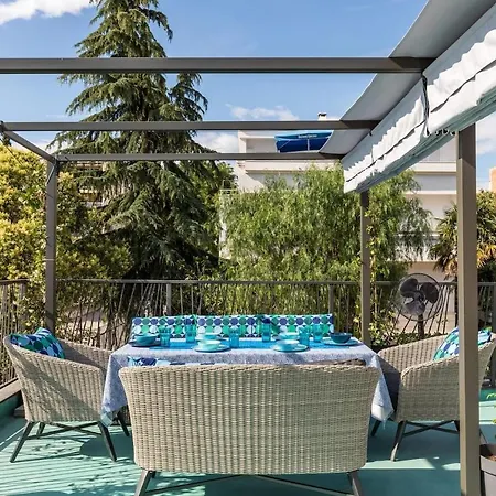 Sleeps 8 Pet Friendly Garden & Roof Terrace-3
