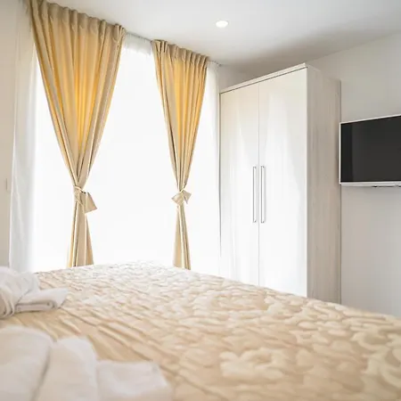 Luxury Rooms Green And Gold Split-2