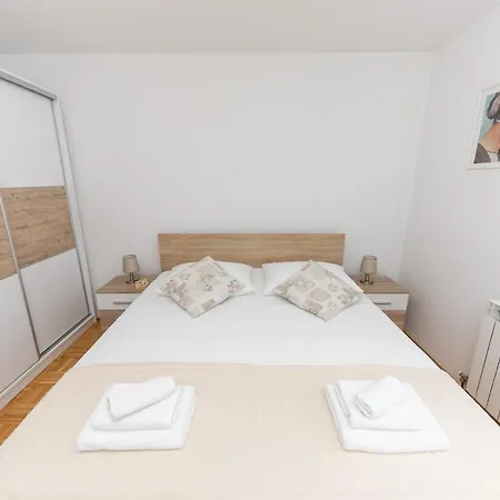 Apartment For 2, Balcony, Wi-Fi, Public Parking, Private Entrance-3