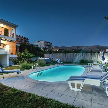 Beautiful Home In Stobrec With 4 Bedrooms, Jacuzzi And Wifi-2