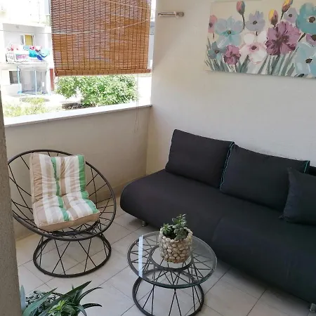 Nice Split Apartment With Underground Garage-2