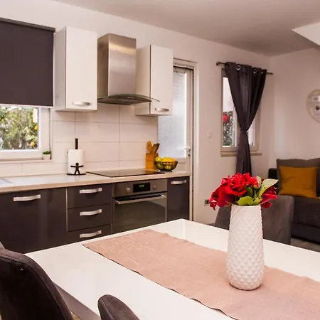 Miki - City Center Apartment With Large Balcony-2