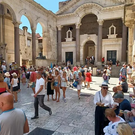 Lorenzzo Diocletian'S Palazzo Storico-2