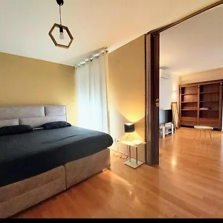 Beautiful Spacious Apartment Close To Beach-3