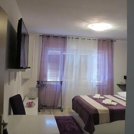 Rooms And Apartment Stambuk II-3