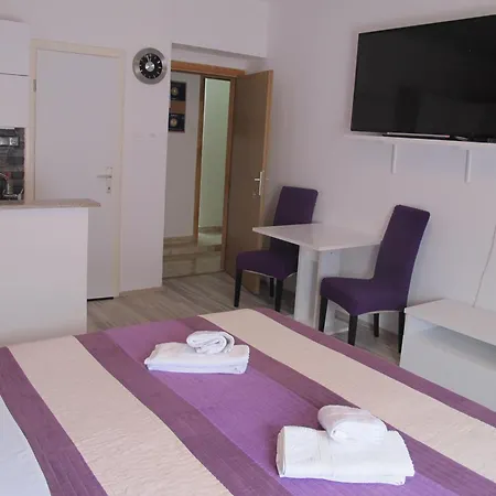 Rooms And Apartment Stambuk II-2