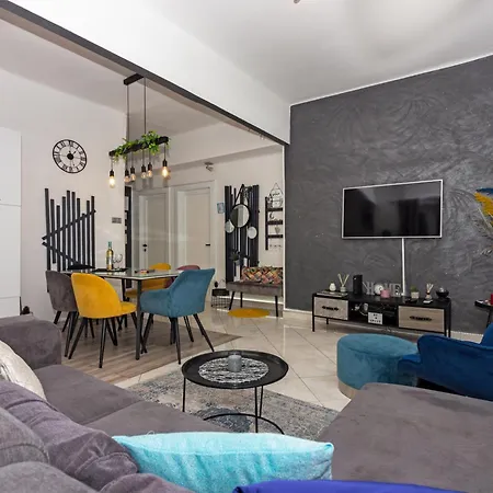 Spacious Apartment Center-2