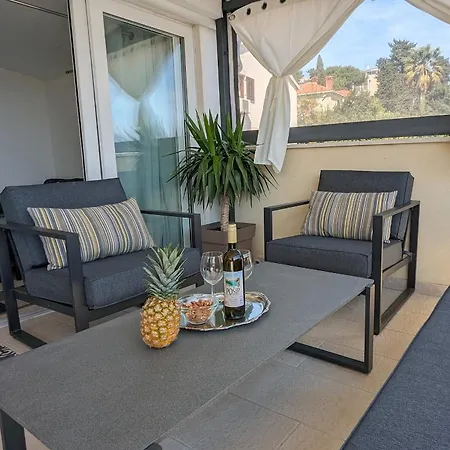 Prime Location Penthouse Apt With A Large Terrace-3