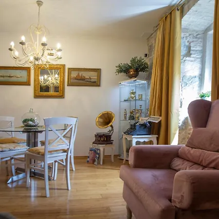 Split Theatre Apartments-3