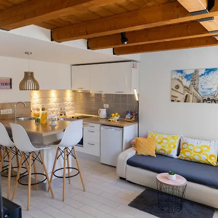 Rooms And Apartments Paese-2