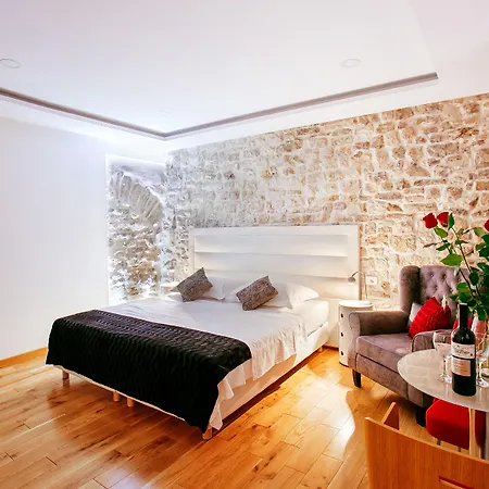 Get Split Luxury Apartment-3