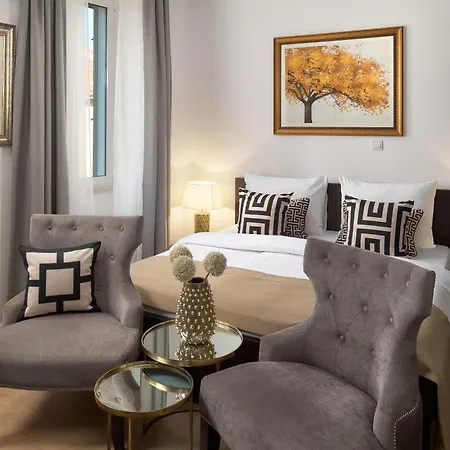 Apartments Studios 81-2