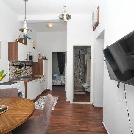 Fab 'N' Chic Apartments-3