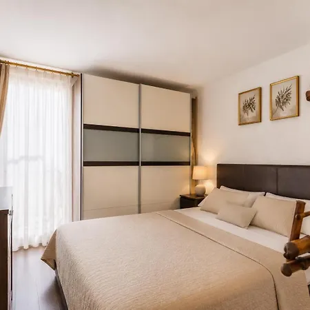 Quiet Oasis In The Heart Of Old Town- Two Kitchen,3Bath-3